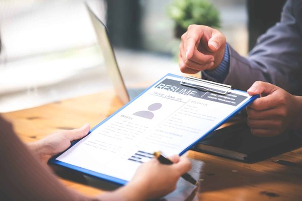 Quels sont les avantages et les inconvénients de la recherche d'emploi en ligne ?